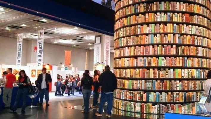 La folla del Salone del Libro e il piacere solitario della lettura.