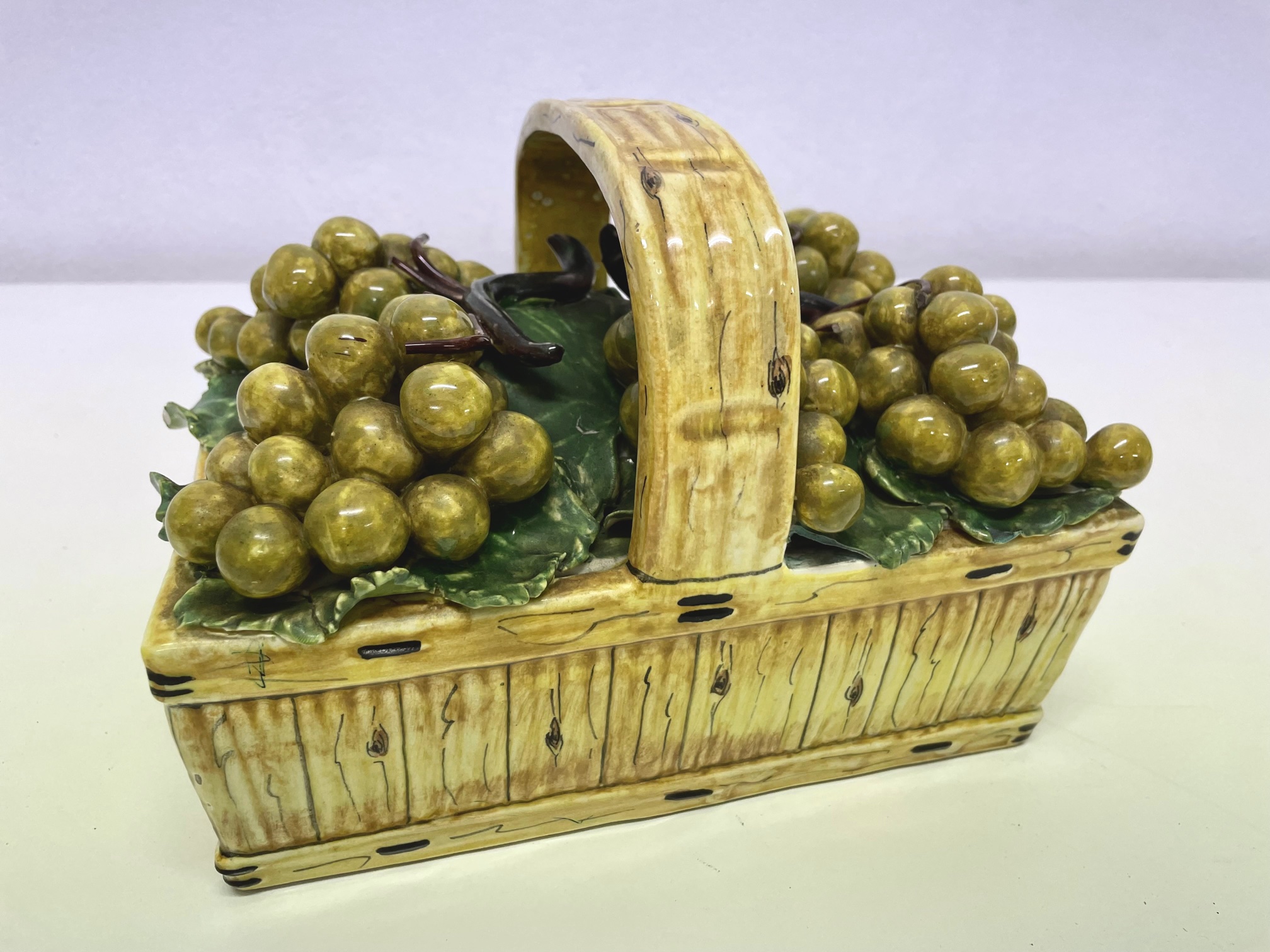 Ceramica raffigurante cesto con uva