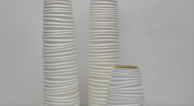Vasi di colore bianco in ceramica.