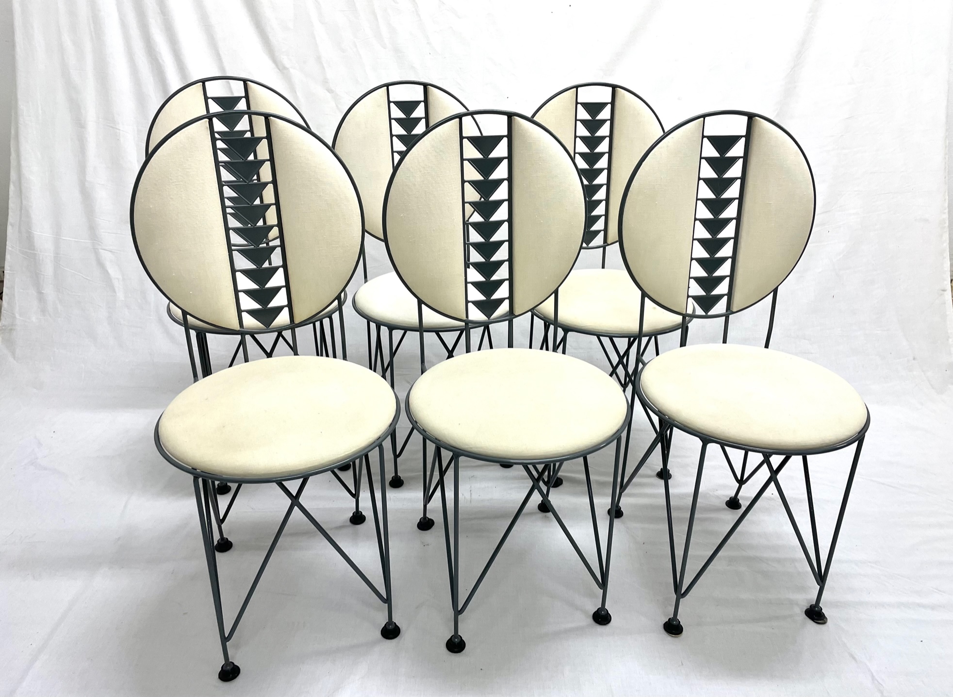 Gruppo di 6 sedie modello Midway 2, da esterno, telaio in metallo laccato grigio, imbottitura schienale in legno, cuscino imbottito, rivestimenti in tessuto bianco
