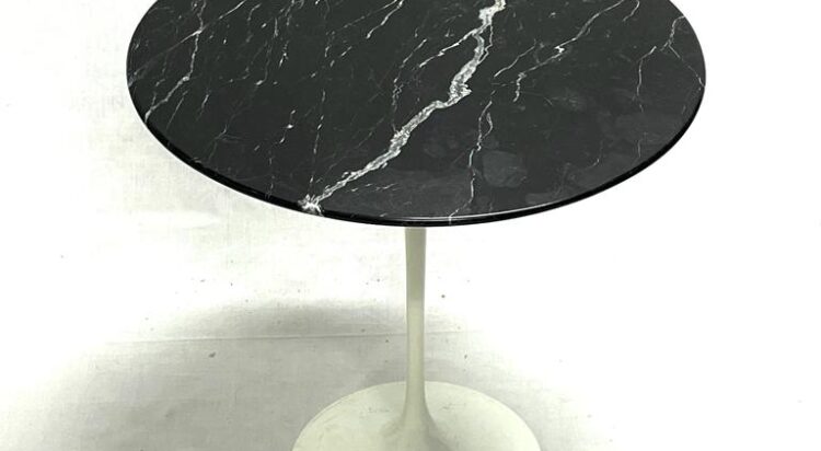 Tavolo Tulip di Eero Saarinen. Produttore Knoll. Materiale alluminio e marmo. 1960