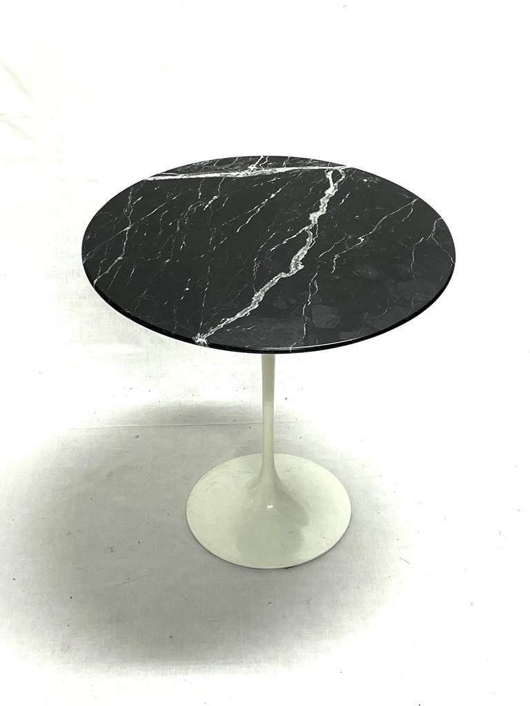 Tavolo Tulip di Eero Saarinen. Produttore Knoll. Materiale alluminio e marmo. 1960