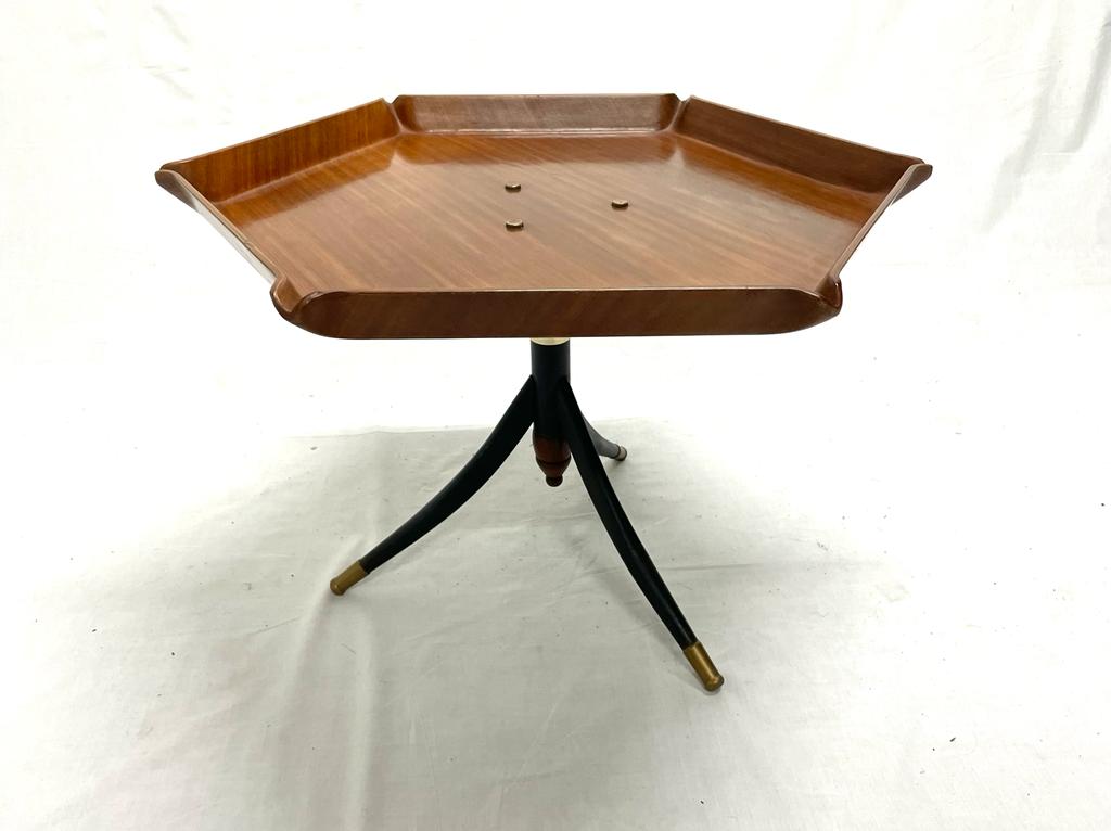 Tavolino con piano in legno curvato e gamba centrale, finiture in ottone, anni 50.