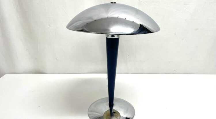 Lampada anni ’60 da tavolo, stelo in colore blu, base e cappello inox con due luci.